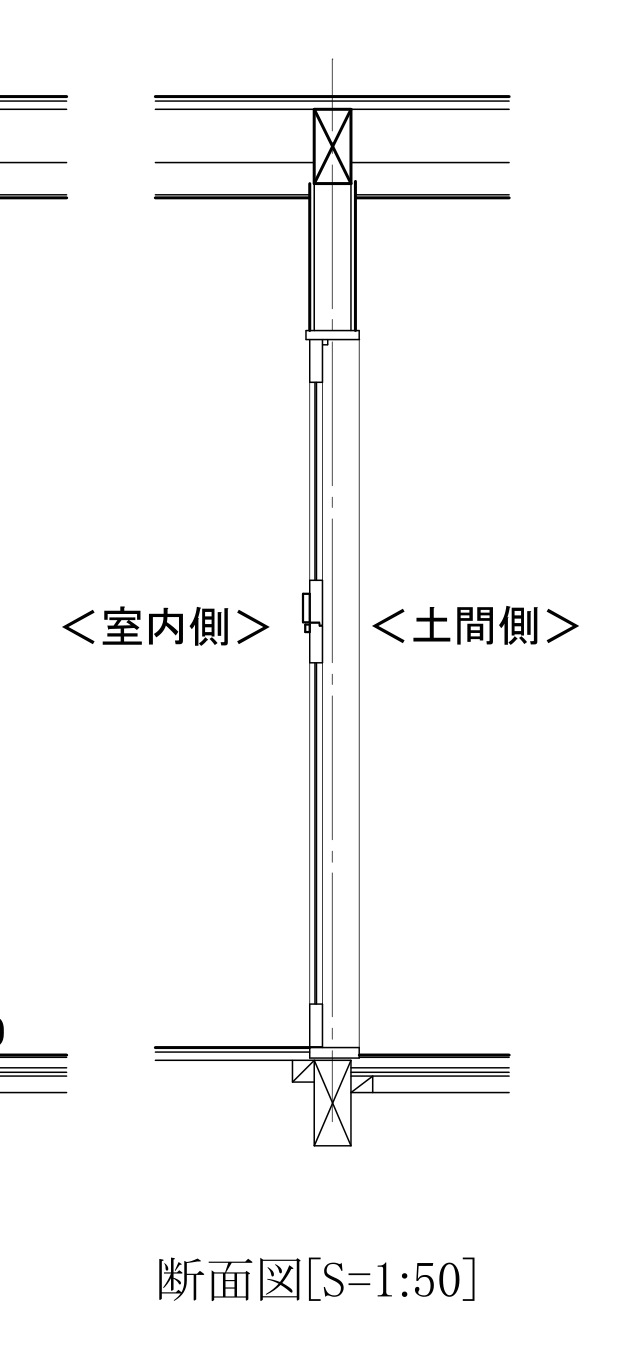 ドッグフェンス兼用ドアの断面詳細図。室内側と土間側の取り合い、上下扉の重なり部分の納まり。